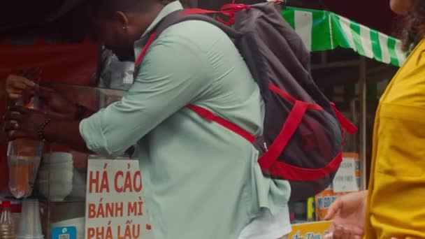 Közepes Felvétel Fiatal Többnemzetiségű Pár Vásárol Kenyeret Levest Utcai Élelmiszer — Stock videók
