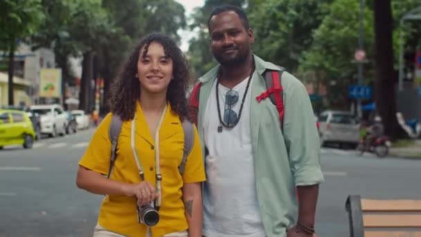 Közepes Portré Egy Alkalomszerűen Öltözött Multikulturális Fiatal Párról Hátizsákkal Fényképezőgéppel — Stock videók
