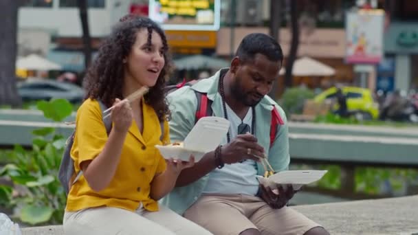 Średnie Ujęcie Podróżującego Męża Afroamerykanina Wieloetnicznej Żony Siedzącej Chodniku Centrum — Wideo stockowe