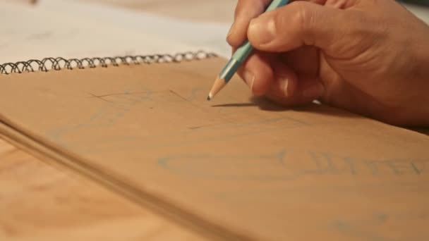 Detailní Záběr Nerozpoznatelného Muže Držícího Tužku Kreslící Náčrtky Tenisek Řemeslný — Stock video