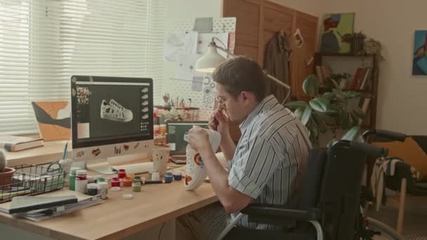 Orta Boy Beyaz Erkek Beyaz Tasarımcı Tekerlekli Sandalyede Bilgisayarın Önünde — Stok video
