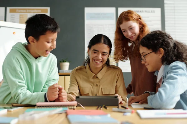 Young Cheerful Teacher Group Pupils Looking Tablet Screen Discussing New — Stock Photo, Image