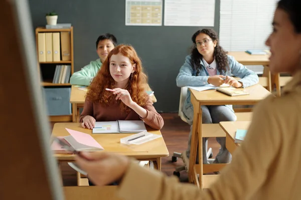 Nettes Cleveres Schulmädchen Zeigt Bei Englischunterricht Auf Whiteboard Und Stellt — Stockfoto