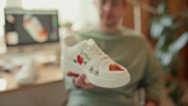 Fokus Selektif Slowmo Pada Sneaker Putih Disesuaikan Dengan Gambar Penuh — Stok Video