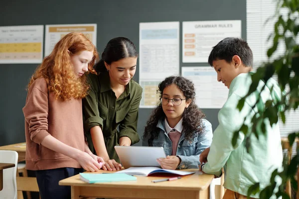 Group Clever Classmates Teacher Discussing Online Video Information While Looking — Stock Photo, Image