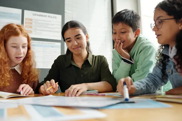 Group Clever Schoolkids Teacher Discussing New Grammar Rules While Looking — Stock Photo, Image