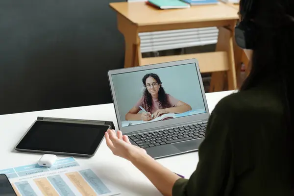 Ekran Laptopa Uroczą Uczennicą Słuchającą Wyjaśnień Nauczyciela Konsultującego Się Nią — Zdjęcie stockowe
