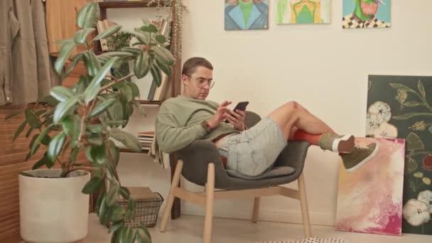 Weitwinkelaufnahme Eines Männlichen Kaukasischen Designers Der Sessel Sitzt Und Loft — Stockvideo