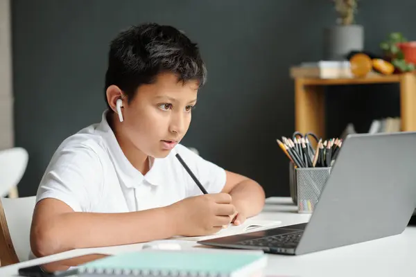 Serieuze Multi Etnische Schooljongen Met Pen Zoek Naar Laptop Scherm — Stockfoto