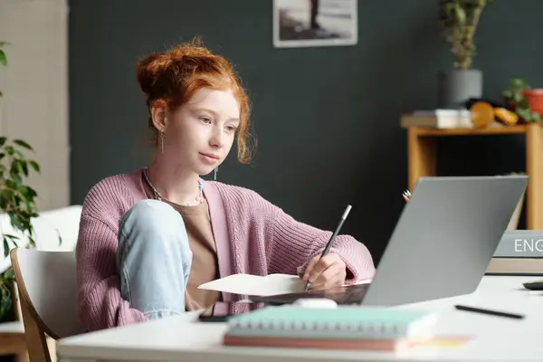 鉛筆を作るペンシルを持つかわいい女子高生は 新しい英語の文法規則の教師説明を聞いている間 ノートパソコンのスクリーンを見ています — ストック写真