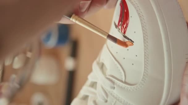 Vertical Extreme Close Unrecognizable Designer Drawing Extravagant Picture White Sneaker — Stock Video