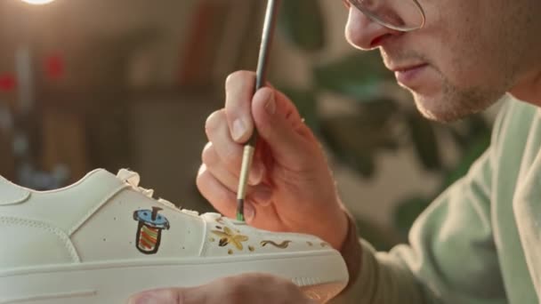 Incline Perto Designer Branco Masculino Focado Segurando Tênis Branco Desenhando — Vídeo de Stock
