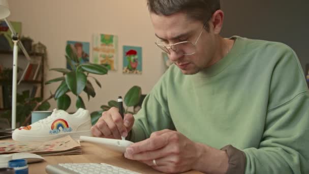 Odaklanmış Beyaz Adamın Tavan Arası Stüdyosunda Gündüz Vakti Tablete Çizimler — Stok video