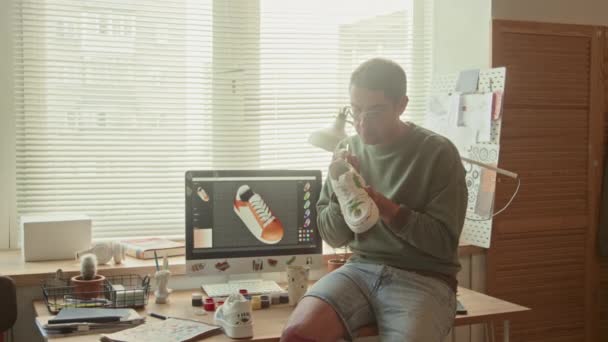 Vista Frontal Homem Caucasiano Focado Trabalhando Design Colorido Tênis Brancos — Vídeo de Stock