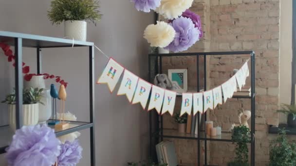 在客人来参加宴会之前 在家里简约简约的阁楼式客厅里拍到欢乐的生日束和纸制华丽的特写 — 图库视频影像