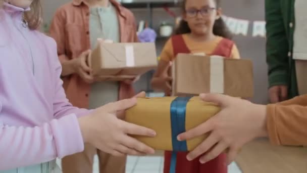 Közepes Közelkép Fiatal Göndör Hajú Kaukázusi Gyerekről Aki Születésnapi Ajándékot — Stock videók