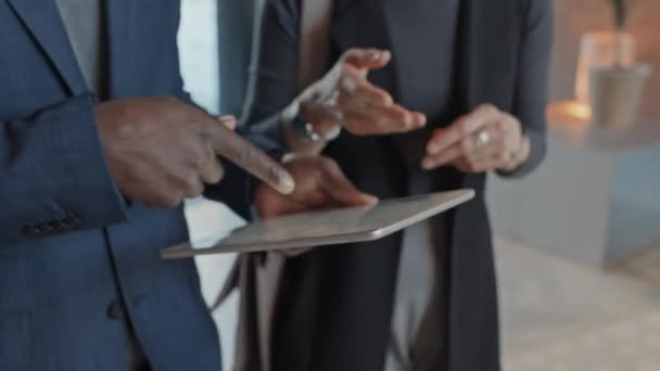 Close Follow Shot Hands Diverse Businesspeople Discussing Presentation Tablet Computer — Vídeo de Stock