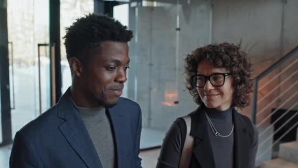 Медленный Снимок Молодого Афроамериканца Костюме Белой Женщины Очках Идущей Вместе — стоковое видео
