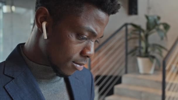 Крупный План Наклона Снимка Лица Рук Молодого Афроамериканца Костюме Стоящего — стоковое видео
