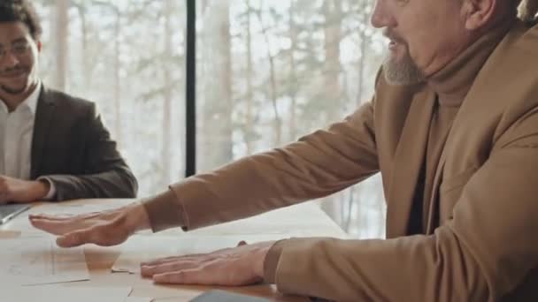 Orta Ölçekli Uzun Saçlı Kuyruklu Sakallı Beyaz Erkek Yöneticinin Sunum — Stok video