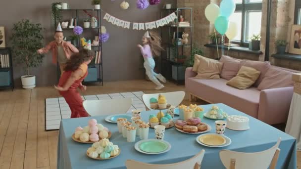 Doğum Günü Partisinde Odada Koşuşturan Eğlenen Kovalamaca Oynayan Planda Çeşitli — Stok video