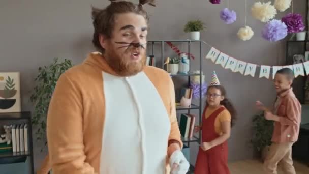 Kafkasyalı Erkek Eğlendirici Kedi Kostümü Makyajlı Çeşitli Ergen Çocukların Doğum — Stok video