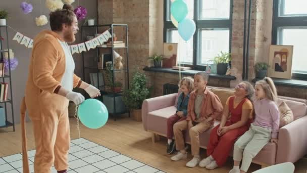 Kafkasyalı Erkek Eğlendirici Kedi Kostümlü Balon Şişiriyor Evde Doğum Günü — Stok video