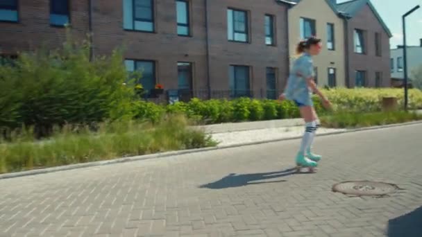 真昼の郊外エリアのローラースケートに乗るヴィンテージ衣装の3人の白人ジェンZ女の子 — ストック動画