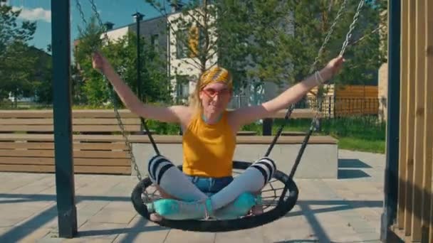 Medio Plano Completo Chica Adolescente Sonriente Ropa Retro Brillante Sentado — Vídeo de stock
