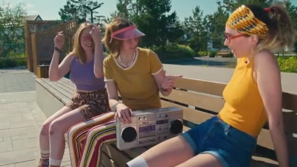 Media Toma Chicas Adolescentes Caucásicas Sonrientes Con Ropa Colorida Sentadas — Vídeos de Stock