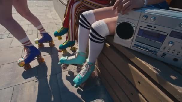 Высокоугольный Средний Снимок Ног Неузнаваемой Девушки Квадроциклах Делающих Круги Рядом — стоковое видео