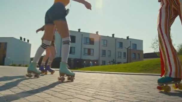Ολλανδική Γωνία Τριών Χιλιετιών Κορίτσια Πολύχρωμα Ρετρό Ρούχα Διασκεδάζοντας Ιππασία — Αρχείο Βίντεο
