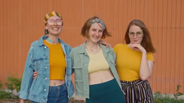 Retrato Médio Três Amigas Felizes Milenares Vestindo Roupas Coloridas Retro — Vídeo de Stock