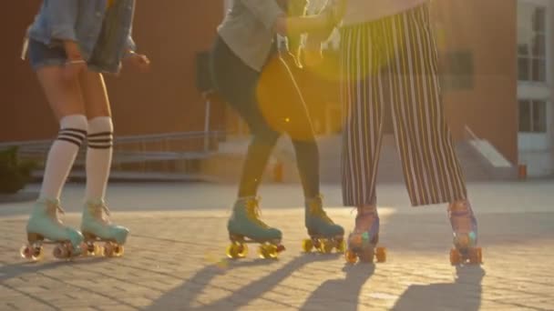 Miringkan Diri Dari Tiga Gadis Remaja Mengendarai Rollerblades Mengambil Selfie — Stok Video