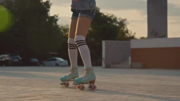 Tilt Shot Szczęśliwej Białej Dziewczyny Wykonując Elementy Rolkach Przyjaciółmi Parku — Wideo stockowe
