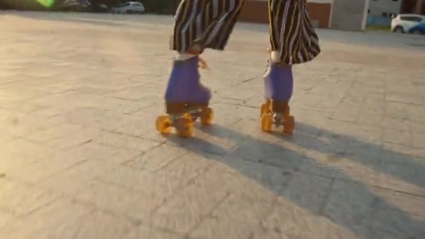 Langzame Tracking Shot Van Onherkenbare Vrouw Rijden Paarse Quad Rollers — Stockvideo
