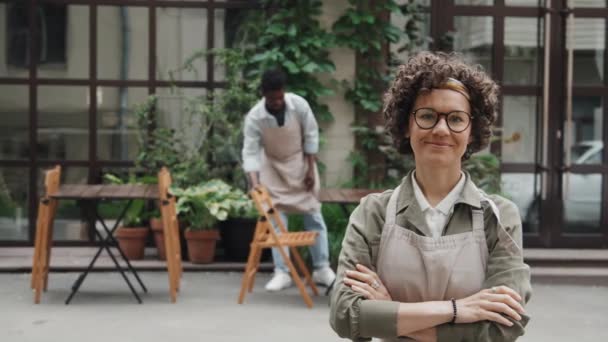 Slowmo Médio Retrato Mulher Caucasiano Café Trabalhador Vestindo Uniforme Óculos — Vídeo de Stock