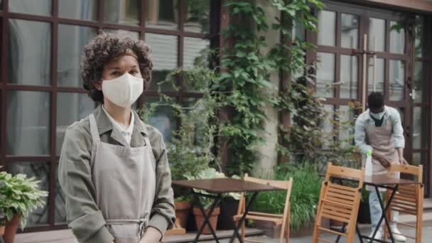 Kafkasyalı Kadın Kafeterya Işçisinin Orta Boy Portresi Dışarıda Duruyor Arka — Stok video