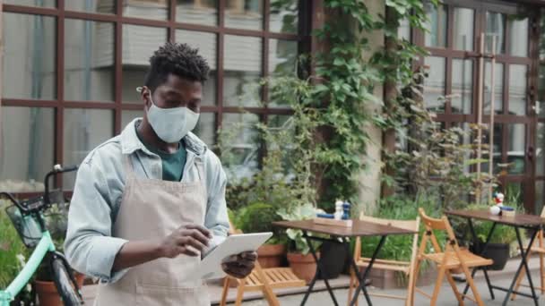 Slowmo Közepes Portré Férfi Afro Amerikai Kávézó Alkalmazottja Visel Maszk — Stock videók