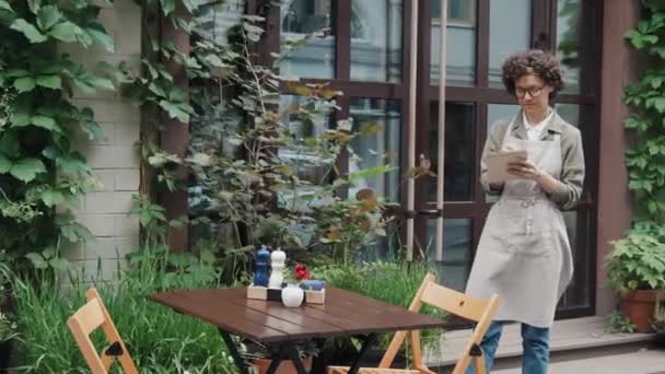 Orta Boy Beyaz Kadın Kafe Çalışanı Girişe Yakın Durup Gündüz — Stok video