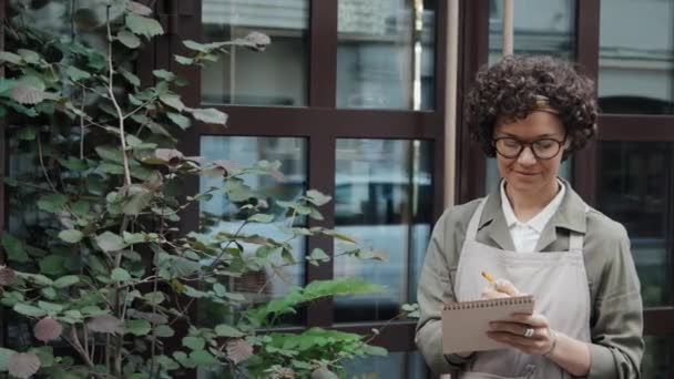Nahaufnahme Porträt Einer Fröhlichen Kaukasischen Kellnerin Die Draußen Neben Dem — Stockvideo