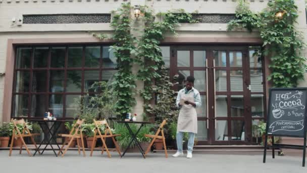 Weite Aufnahme Eines Afroamerikanischen Café Mitarbeiters Der Tagsüber Draußen Steht — Stockvideo