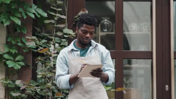 Mittlere Aufnahme Eines Afroamerikanischen Kellners Der Draußen Steht Sich Umsieht — Stockvideo