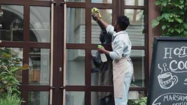 Volledig Shot Van Mannelijke Afro Amerikaanse Cafe Werknemer Schoonmaken Vegen — Stockvideo