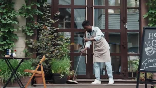 Volledig Shot Van Mannelijke Afro Amerikaanse Cafe Werknemer Voor Bereiden — Stockvideo