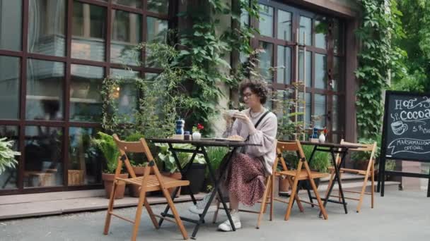 Cheio Mulher Caucasiana Serena Sentada Mesa Terraço Café Acolhedor Beber — Vídeo de Stock