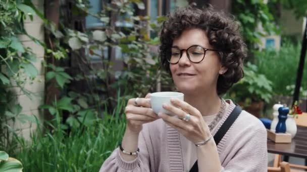 Primo Piano Tranquilla Donna Caucasica Seduta Tavola Sulla Terrazza Caffè — Video Stock