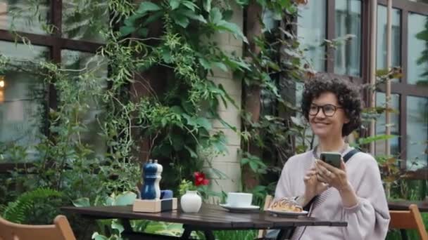 Mediana Toma Mujer Caucásica Feliz Sentado Mesa Terraza Cafetería Soñando — Vídeos de Stock