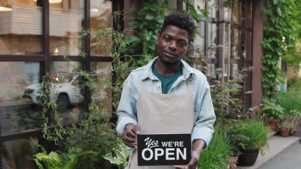 Slowmo Médio Tiro Masculino Amigável Africano Americano Café Empregado Segurando — Vídeo de Stock