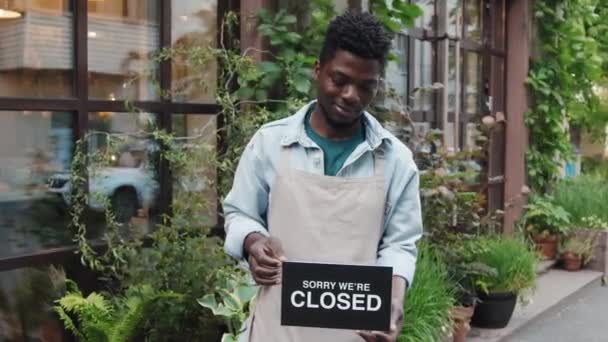 Μεσαία Λήψη Του Αφροαμερικανού Υπαλλήλου Καφετέριας Που Στέκεται Έξω Κρατώντας — Αρχείο Βίντεο